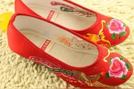 中式婚礼新娘的婚鞋—现代的高跟鞋也可以跟中式礼服相得益彰图片
