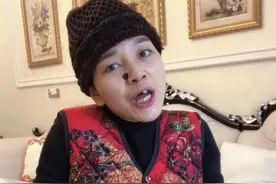乡村“漆婆婆”原来是个年轻美女，搞笑逗乐，自编歌曲演唱图片