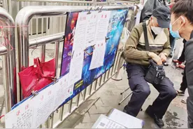记者实探洪崖洞民间相亲角——周六年轻人相亲专场 年轻人倒成“稀客”图片
