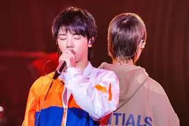 李宇春华晨宇现身歌手彩排 “宇”字少年背对背深情演唱图片