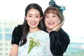 又喜提春晚热搜！从杨幂同窗到贾玲的“妈妈”，张小斐终于实红了图片