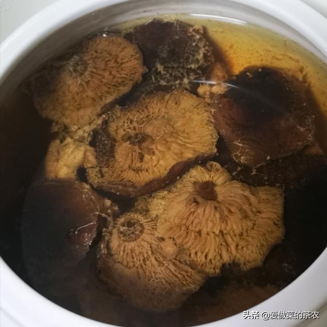 土茯苓煲鸡可以放花胶吗 2026年土茯苓煲鸡可以放花胶吗百度百科