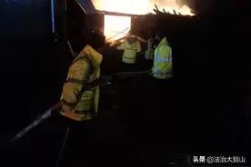 他拎着嗤嗤作响的煤气罐从火场冲出！图片