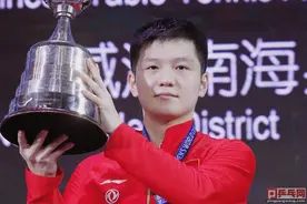 世界杯闭幕，王楠颁奖马龙笑成菊花颜，刘国梁亲昵拍拍樊振东的脸图片