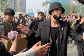 《快本》应援风波未平，张艺兴却上演反向应援，网友：顶流的自觉图片