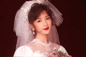 毛晓彤穿复古婚纱美出圈，被夸像“挂历美人”，体面告别乔三丽图片