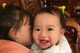 2岁女童患“怪病”突然不认识父母还傻笑，一查发病率三万分之一图片