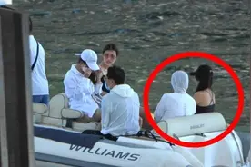 周星驰约会照曝光！17岁女友穿露脐装身材火辣，长相清纯撞脸林允图片