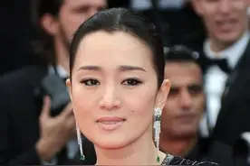 她曾齐名巩俐，前任跳楼儿子身世成谜，独自带娃55岁仍然单身图片