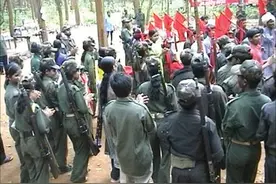 印军特种兵凌晨突袭，游击队女战士拒绝投降，打光子弹战死在阵位图片