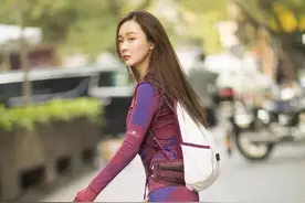 40岁的霍思燕穿瑜伽服出街，大长腿细腰十分吸睛，活成少女模样图片