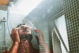 洗冷水澡到底是强身，还是伤身？听医生为你解答图片