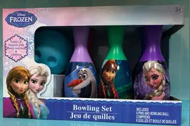 用英文教宝宝玩保龄球玩具图片