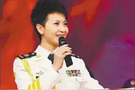 曾是红极一时的军旅歌手，凭唱歌享副师级待遇，国足名将娶她为妻图片