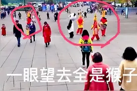 都江堰景区“猴子”泛滥，主动凑过去合影，拍完照不给钱不让走了图片