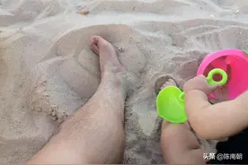 爸爸和我：妈妈说一大一小是两个傻瓜，我们拉起手继续疯跑和玩耍图片