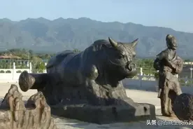 70吨重黄河铁牛被捞出后，为何露天摆放不保护？专家说：不能动图片