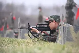 实弹射击现场，趴出人形……图片