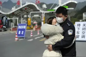民警送妻子紧急增援武汉，临别前的一抱感动了多少人…图片
