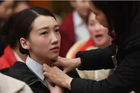 空乘招聘美女“挤破头”，自信女生主动卸妆、擦掉口红、摘掉美瞳图片