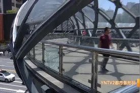 电梯才修好，护栏玻璃又碎了！“网红”人行天桥再出状况图片