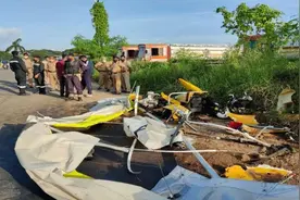 印度海军一滑翔机坠毁 2名飞行员身亡图片
