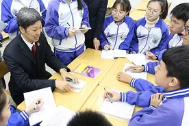 山东各级检察长受聘兼任辖区内中小学法治副校长图片