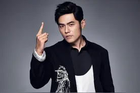山东某大学新生撞脸周杰伦，相似度高达95%图片