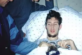 植物人昏迷13年后苏醒，证实期间一直保持清醒，妈妈的话让他痛心图片