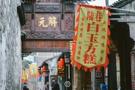 凌晨5点就排队！这对苏州老夫妻在巷子里做了40年白玉方糕图片