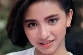 霍启刚堂妹结婚全家福首曝光，婆婆吴婉芳穿红裙抢镜，54岁仍冻龄图片