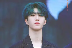 红发的边伯贤好梦幻，看了吴世勋的鹦鹉头后，不愧为南韩神颜啊图片