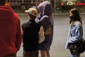 杨幂下班后去聚餐，生图下的长腿令人羡慕，身旁的郭敬明成焦点图片