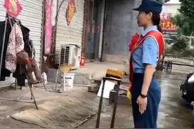 山东一从军8年女兵退伍返乡，一个军礼让门口等候的母亲泣不成声图片