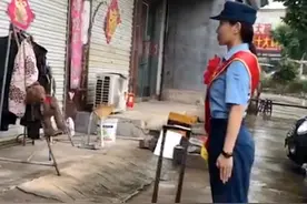 山东一从军8年女兵退伍返乡，一个军礼让门口等候的母亲泣不成声图片