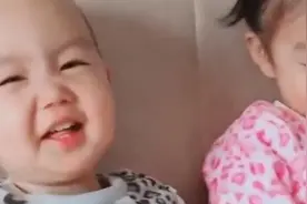 弟弟想吃姐姐的面包，姥姥不让，可弟弟机智的做法让姥姥气笑了图片