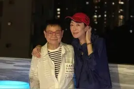 近况曝光！香港女星袁洁莹大热天穿风衣，身形暴瘦目测不足100磅图片