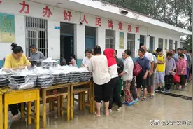 六安：固镇洪灾中转点，群众吃上鸡腿盒饭，省内外救援队赶赴现场图片