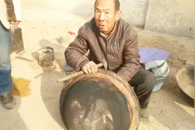高手在民间，看农村69岁老工匠怎么补铸铁大锅？现在已经很少见了视频封面