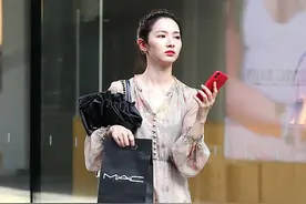 街拍：把裸色穿出品质感的美女图片
