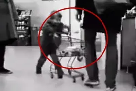 5岁熊孩子推购物车撞人，宝妈一旁无动于衷，男子的反击太痛快图片