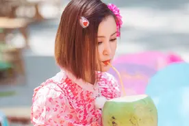 张歆艺荧屏初吻受惊吓，情景再现举起脚丫子，袁弘一脸没眼看图片
