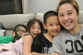 众星送娃上学：找不到教室，不舍绕围墙观看，养三孩交学费到脚软图片