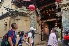 在腾冲西董大院喝着烤茶听马帮故事图片