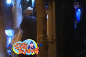 何炅与黄磊聚餐，临走时不舍与好友道别，如今快本停播42天少露面图片