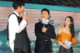 赵丽颖生图曝光状态超好 穿镂空露肩衣酷飒有型图片