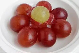 用盐水洗葡萄，相当于吃虫卵！教你用对洗法，葡萄皮都能直接吃图片