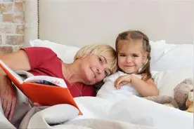 为啥不建议孩子跟爷爷奶奶睡？并非嫌弃，为了宝宝和老人的健康图片