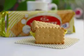 青食饼干再出质量问题，食品安全底线如何守牢图片