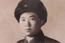 1950年一解放军战士生病住院，检查身体时暴露身份：帮我保守秘密图片